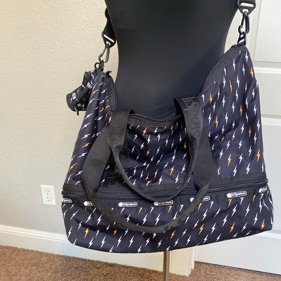 LE SPORTSAC | EUC Dakota medium lighting bolt duffel bag/weekender - Picture 1 of 13